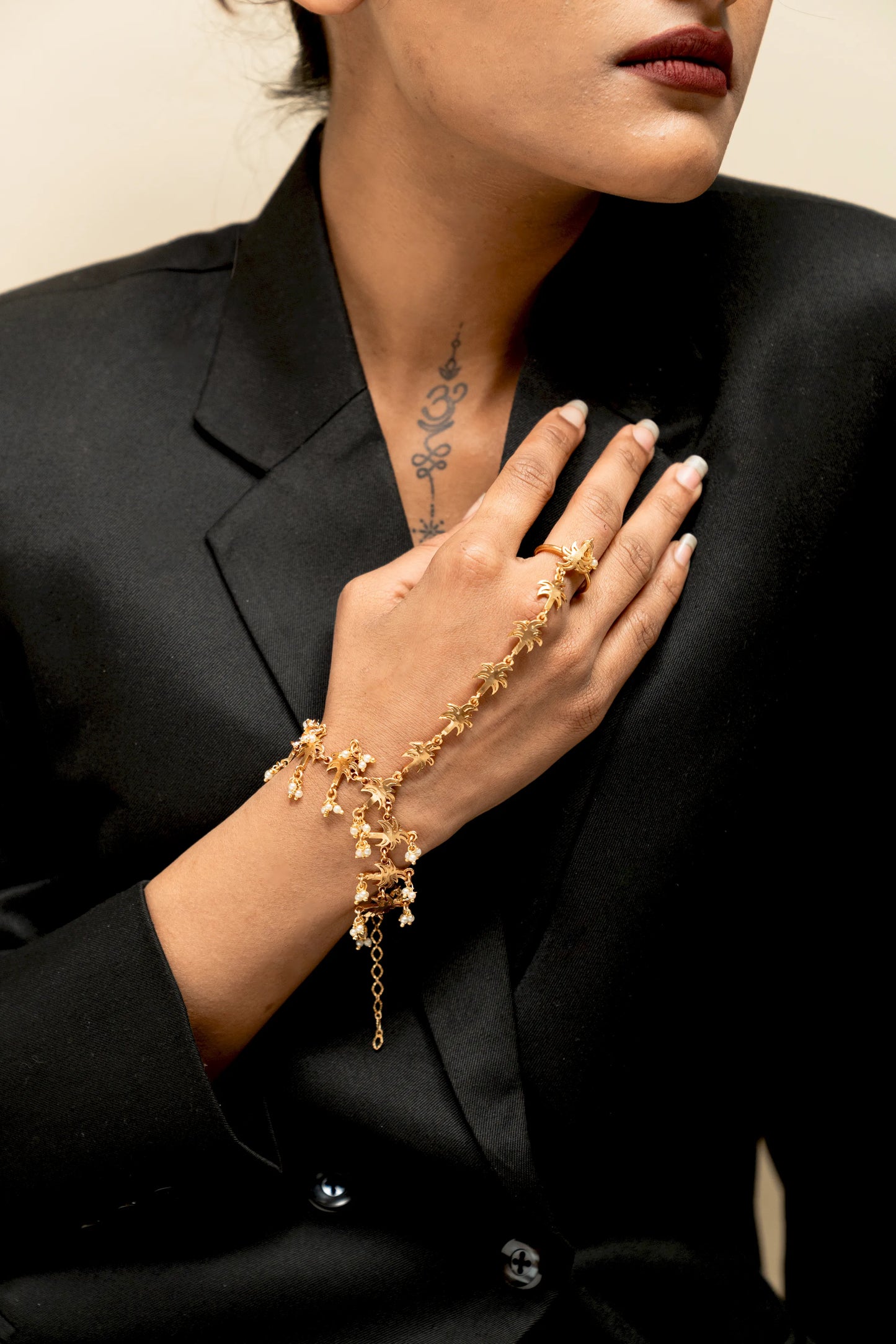 Mudra Leher Haathphool